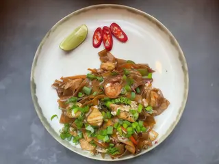 Смажена локшина з морепродуктами та куркою (480g)