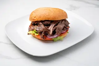 Kebab w bułce z grillowanym serem z mięsem wołowo-baranim - 140g