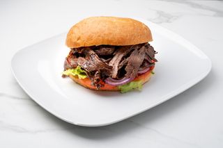 Kebab w bułce z grillowanym z mięsem wołowo-baranim - 140g