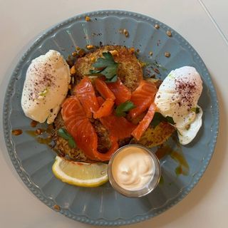 Картопляні деруни з лососем слабої солі та яйцем - пашот 180/70/100/50/15г