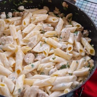 Makarony z kurczakiem i borowikami