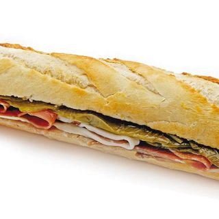 baguette de ensalada de pollo con tortilla de patatas 