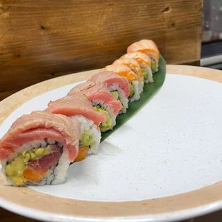 Uramaki de toro, salmón y aguacate