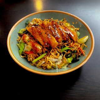 Yakisoba con pollo katsu