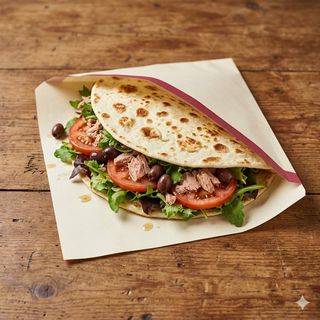 Piadinsalata - insalata, pomodoro, olive taggiasche e tonno