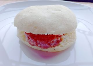 Tapa de masa de salchichón