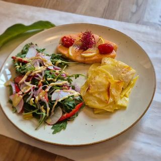 Łosoś pieczony z ziemniaczaną gratin, sałatka z rukoli