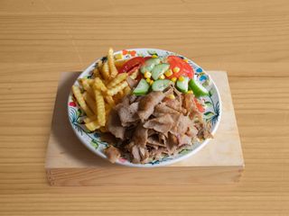 Kebab na talerzu same mięso i frytki