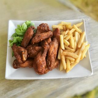 Pileća krilca 6 komada sa pomfritom