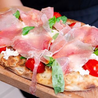 Focaccia caprese con prosciutto