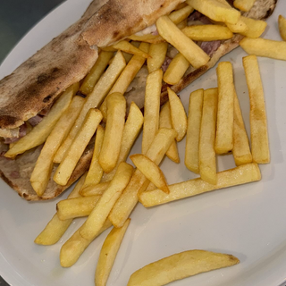 Salchicha, provola y patatas panuozzo 