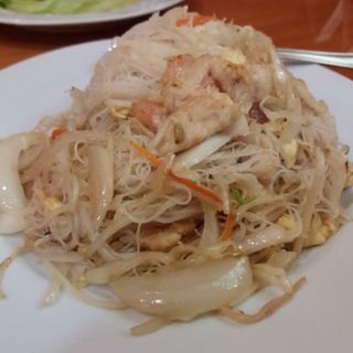 29. Fideos De Arroz Frito Con Tres Delicias