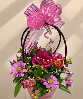 Кошничка с роза и хризантеми