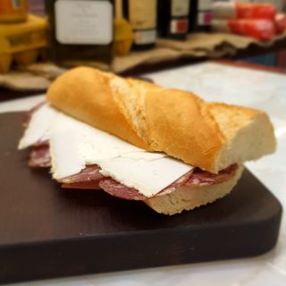Bocadillo Salchichón Bellota Y Queso Servilleta