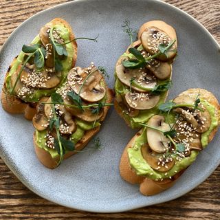 Брускети з авокадо та грибами