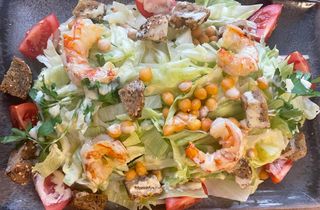 Салата Цезар по рецепта на заведението