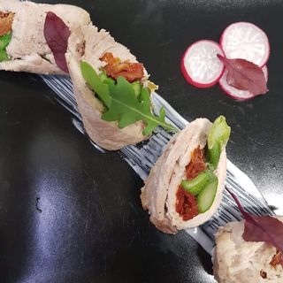 Rulou din piept de pui cu roșii uscate și brânză feta