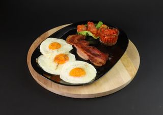 Jaja na oko sa slaninom