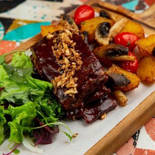 Томленое телячьи ребро, подается с картофелем с грибами и микс салатом