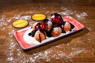 Papanasi cu smantana si dulceata