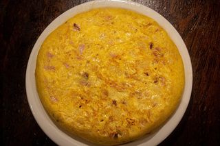 Tortilla de patata con york y queso mediana