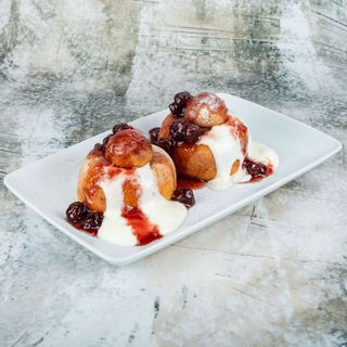 Papanaşi cu smântână şi dulceaţă