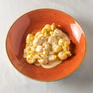 Fagottini Relleno De Queso Y Pera Con Salsa 4 Quesos