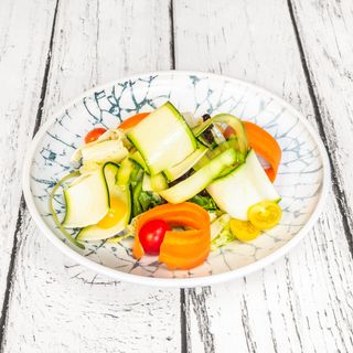 Ensalada verde de  lechuga viva, aguacate, rabanitos,