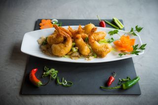 Langostinos En Tempura Con 5 Especies, Sal Y Pimienta