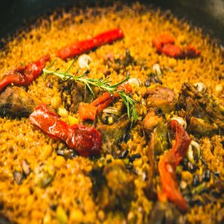 Arroz Seco Con Conejo Y Caracoles (2 Personas)