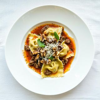 32. Agnolotti di carne con salsa di noci