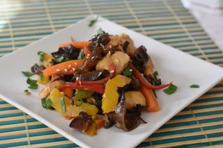 Pui cu ardei si urechi de lemn 