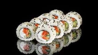 Філадельфія з копченим лососем в кунжуті