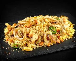 Orez la wok cu fructe de mare