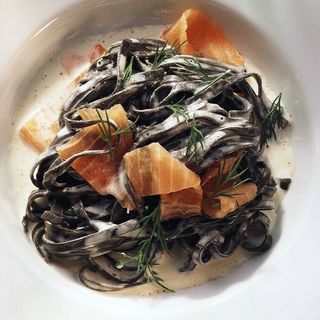 Spaghetti Nero con Salmone 