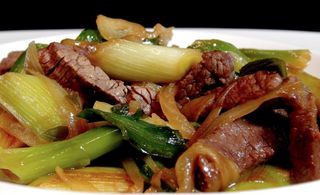 Plato de ternera con puerro a la plancha