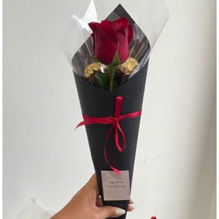 وردة جورية حمراء مع حبتين شكلاطة 