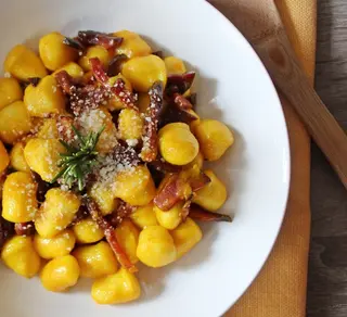 Gnocchi con gorgonzola e speck