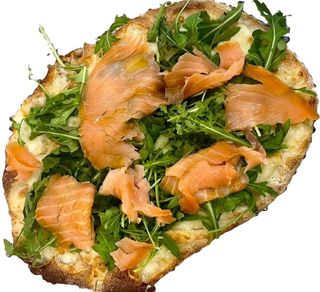 Pinsa con mozzarella, rucola e salmone affumicato