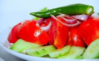 კიტრი-პომიდვრის სალათი მწვანილით 