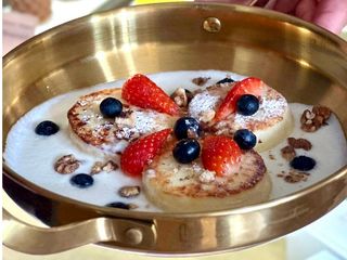 Запашні сирники з ягодами в кокосовому молоці з білим шоколадом (350g)