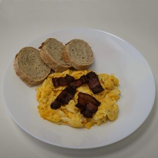 Jajecznica z bekonem