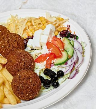 Falafel z surówkami