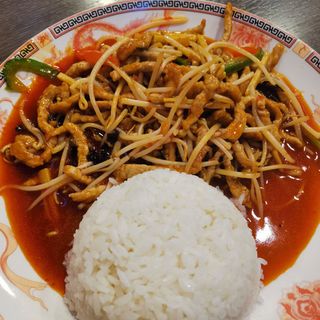 40. Ciotola di riso con maiale saltato鱼香肉丝盖饭