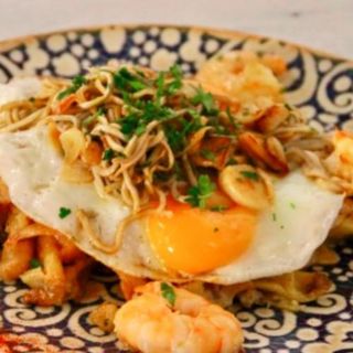 Huevos rotos con gulas y gambas