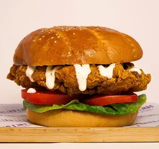 Pan con pollo Broster