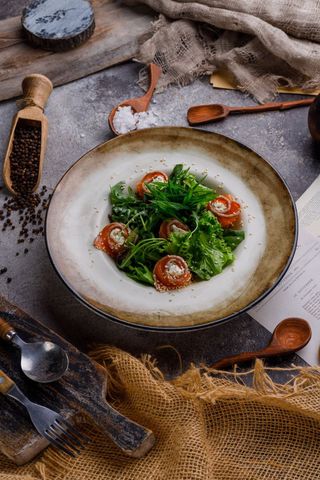 Salată cu somon și cremă de brânză