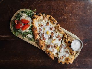 Піцета з ковбасками та перепелиними яйцями (350г)