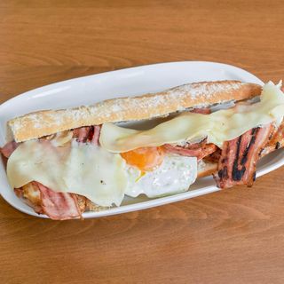 Baguette De Lomo Con Bacon Queso Con Huevo