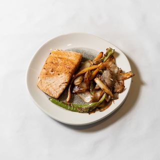 Salmó a la planxa amb verdures saltades o patates fregides